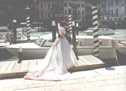 Katia e Giancarlo dopo il matrimonio accanto al ponte di Rialto
