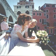 Katia e Giancarlo mentre guardano la Laguna dal ponte di Rialto